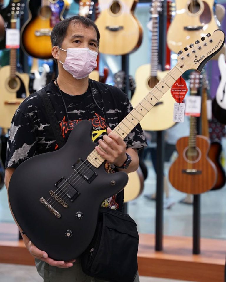 ลูกค้าที่ซื้อ Squier Contemporary Active Starcaster กีตาร์ไฟฟ้า