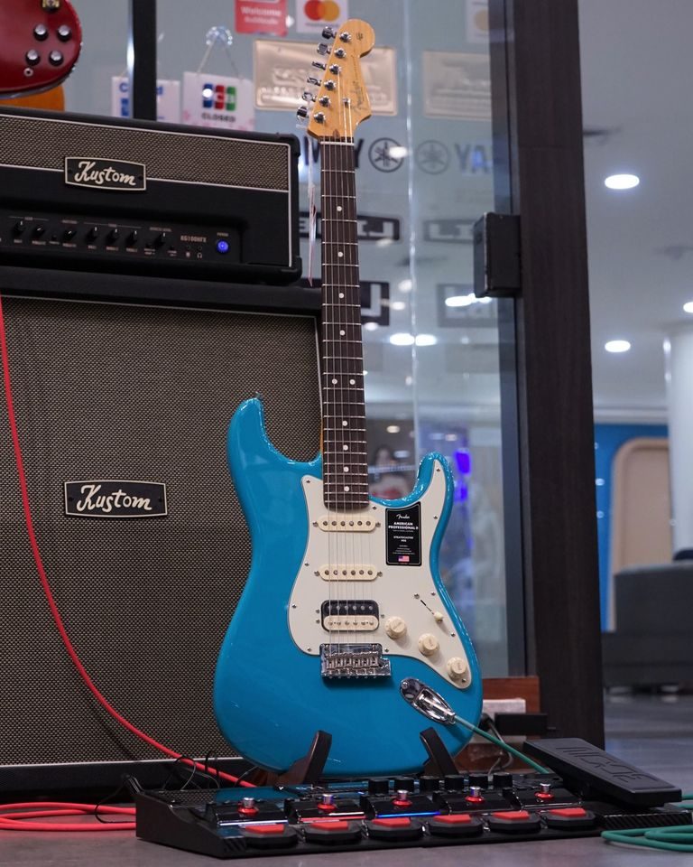 Showcase Fender American Professional II Stratocaster HSS กีตาร์ไฟฟ้า