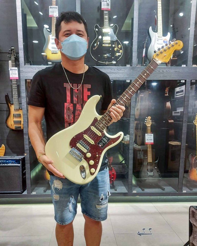 ลูกค้าที่ซื้อ Fender American Professional II Stratocaster HSS กีตาร์ไฟฟ้า