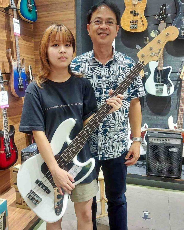 ลูกค้าที่ซื้อ Fender Hybrid II Jazz Bass เบสไฟฟ้า