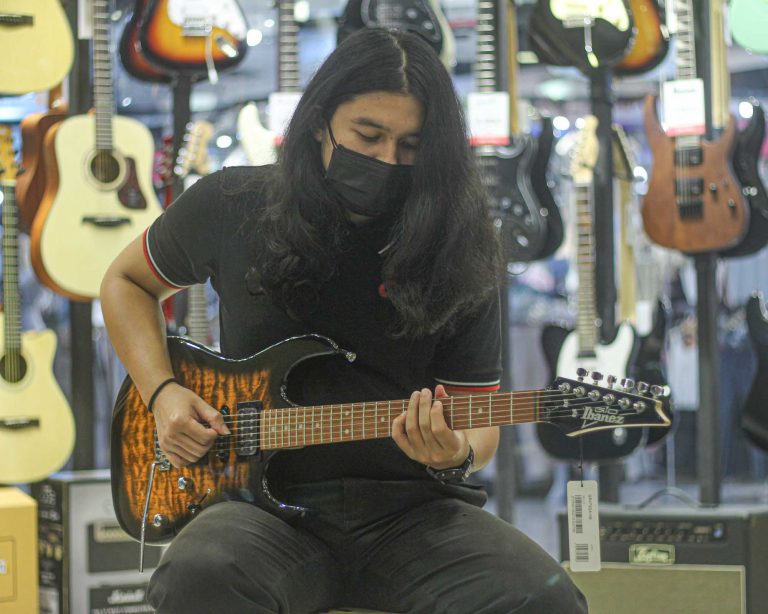 Showcase Ibanez GRX70QA กีตาร์ไฟฟ้า