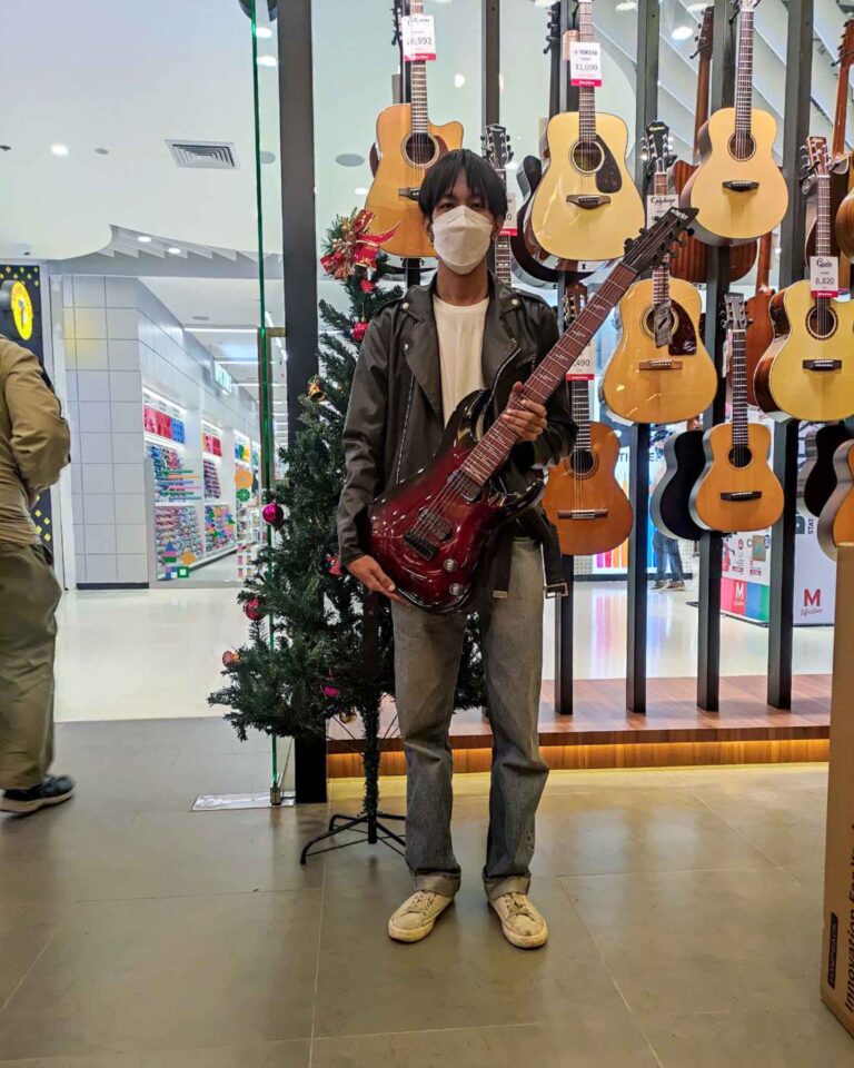 ลูกค้าที่ซื้อ Schecter Omen Elite 7 กีตาร์ไฟฟ้า