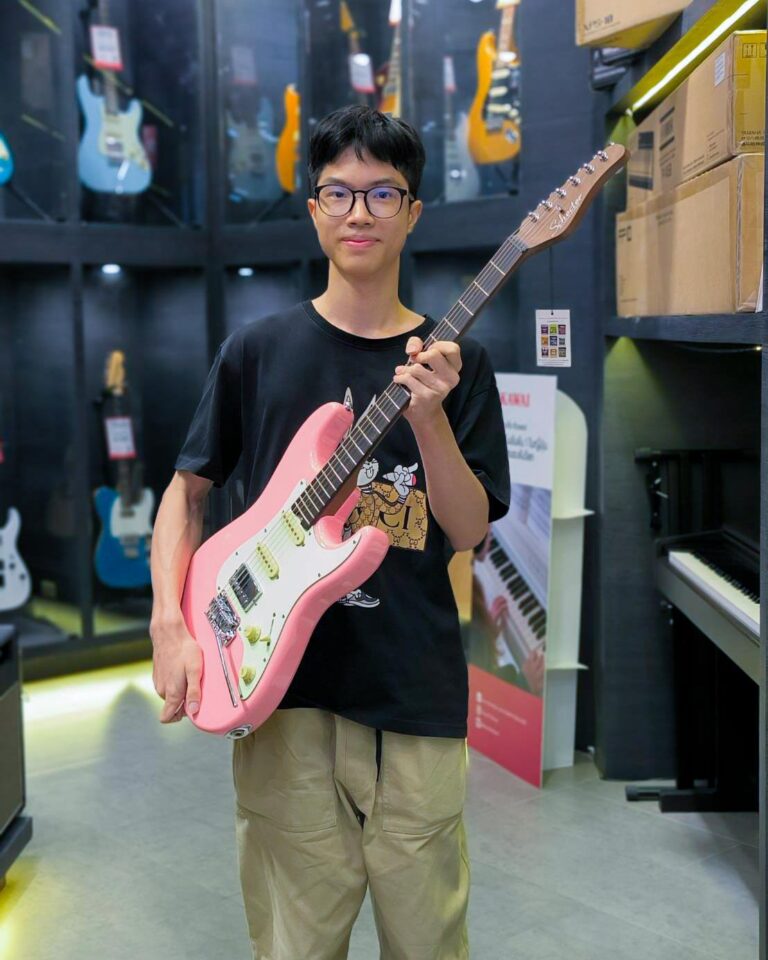 ลูกค้าที่ซื้อ Schecter Nick Johnston Traditional HSS กีตาร์ไฟฟ้า