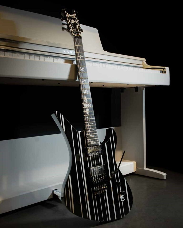 Schecter Synyster Custom HT ขายราคาพิเศษ