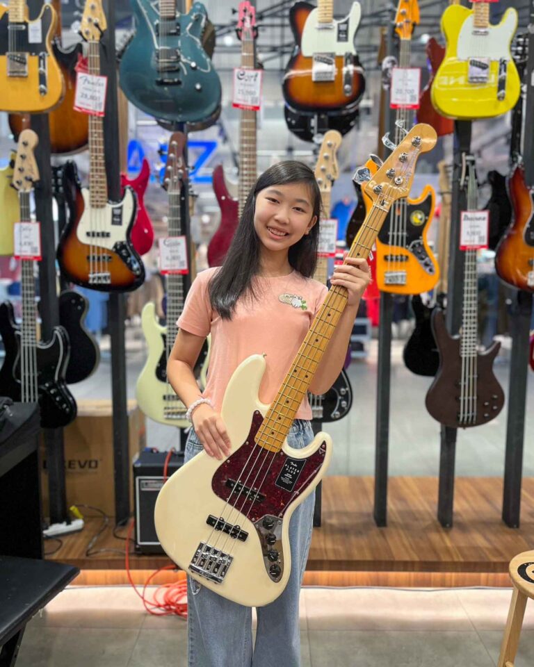 ลูกค้าที่ซื้อ Fender Player Plus Jazz Bass เบส 4 สาย