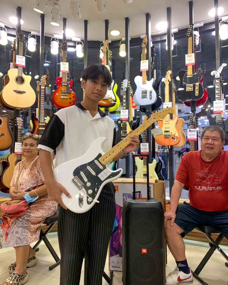 ลูกค้าที่ซื้อ Fender Hybrid II Stratocaster กีตาร์ไฟฟ้า