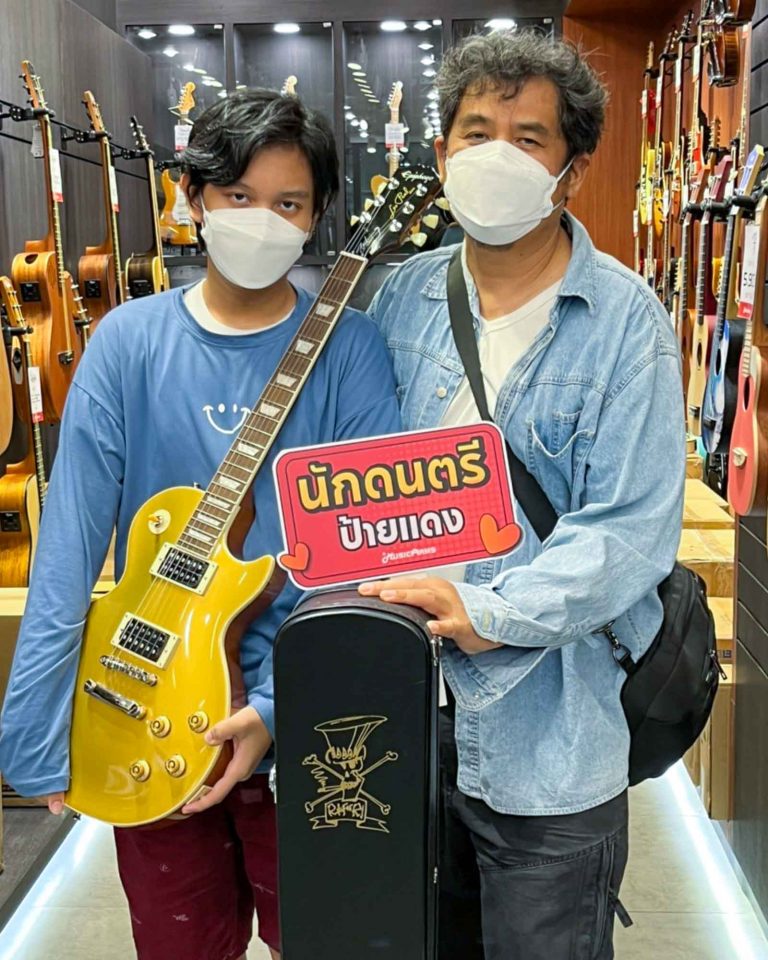 ลูกค้าที่ซื้อ Epiphone Slash “Victoria” Les Paul Standard Goldtop กีตาร์ไฟฟ้า