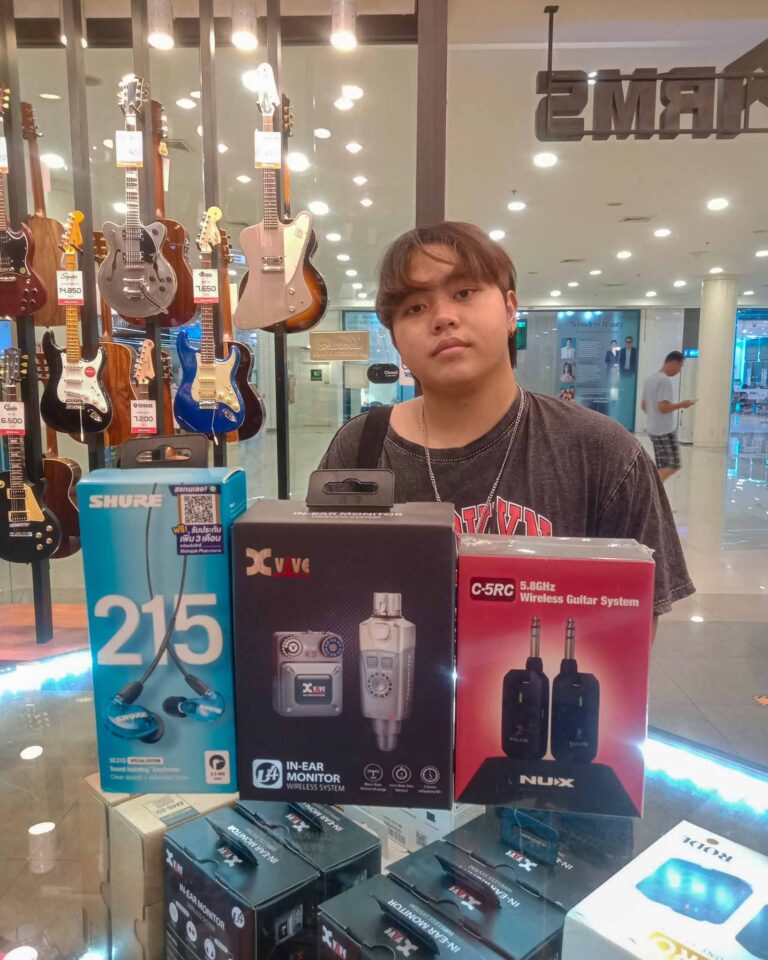 ลูกค้าที่ซื้อ Xvive U4 Digital Wireless In-Ear Monitor System