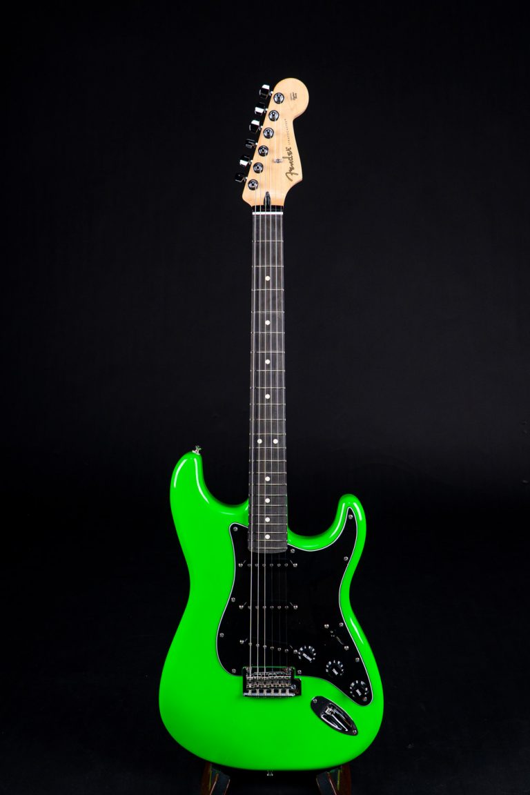 Fender-Limited-Edition-Player-Stratocaster-Neonเต็มตัว ขายราคาพิเศษ