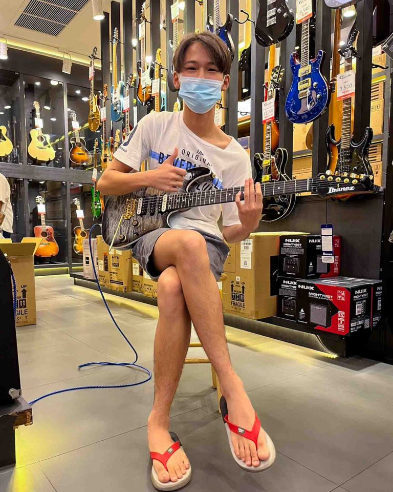 ลูกค้าที่ซื้อ Ibanez AZ47P1QM กีตาร์ไฟฟ้า