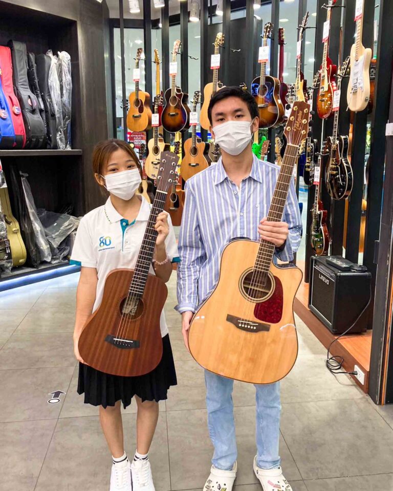 ลูกค้าที่ซื้อ Takamine GD93CE กีตาร์โปร่งไฟฟ้า