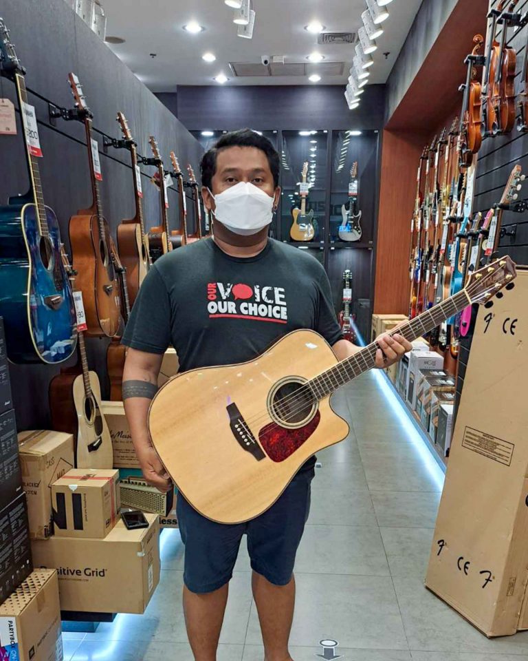 ลูกค้าที่ซื้อ Takamine GD93CE กีตาร์โปร่งไฟฟ้า