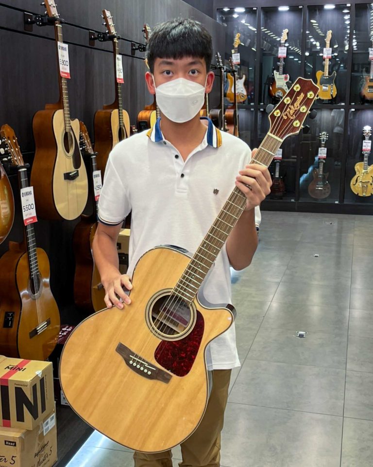 ลูกค้าที่ซื้อ Takamine GN93CE กีตาร์โปร่งไฟฟ้า