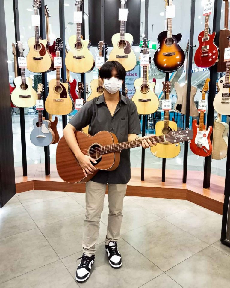 ลูกค้าที่ซื้อ Takamine GN11M กีตาร์โปร่ง