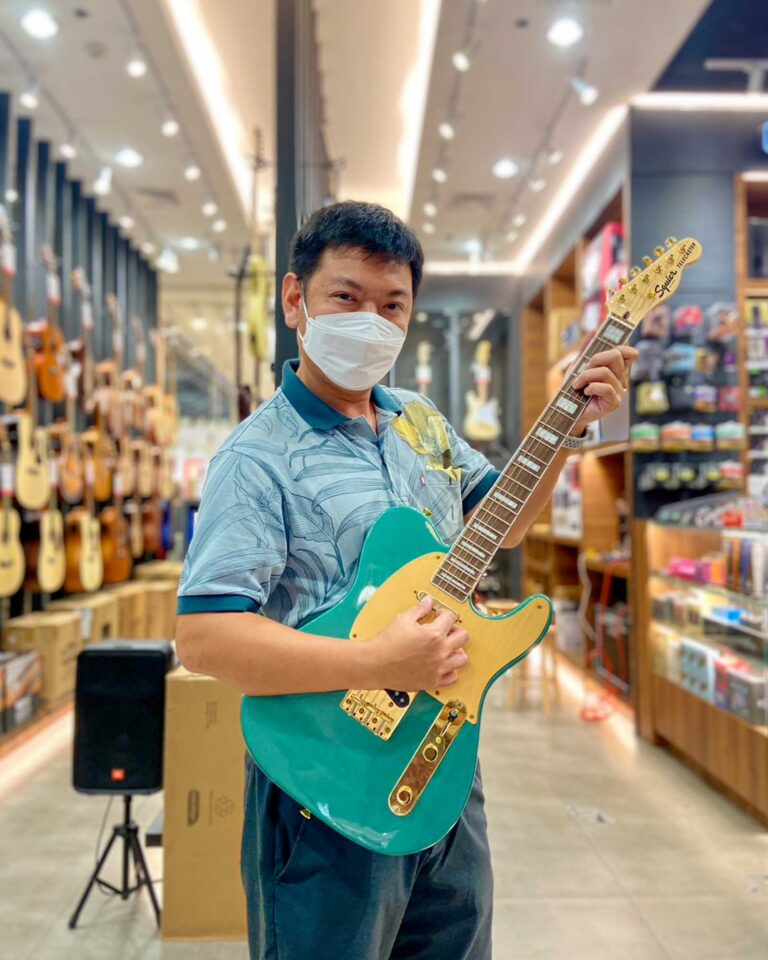 ลูกค้าที่ซื้อ Squier 40th Anniversary Jazz Bass Gold Edition เบสไฟฟ้า