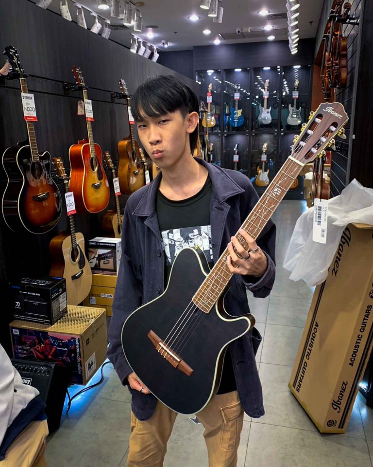 ลูกค้าที่ซื้อ Ibanez TOD10N Tim Henson Signature กีตาร์โปร่งไฟฟ้า