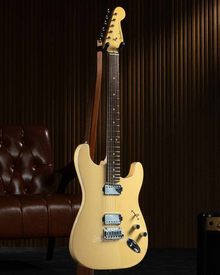 Fender Mami Scandal Stratocaster Omochi ขายราคาพิเศษ