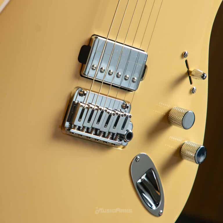 Fender Mami Scandal Stratocaster Omochi ขายราคาพิเศษ