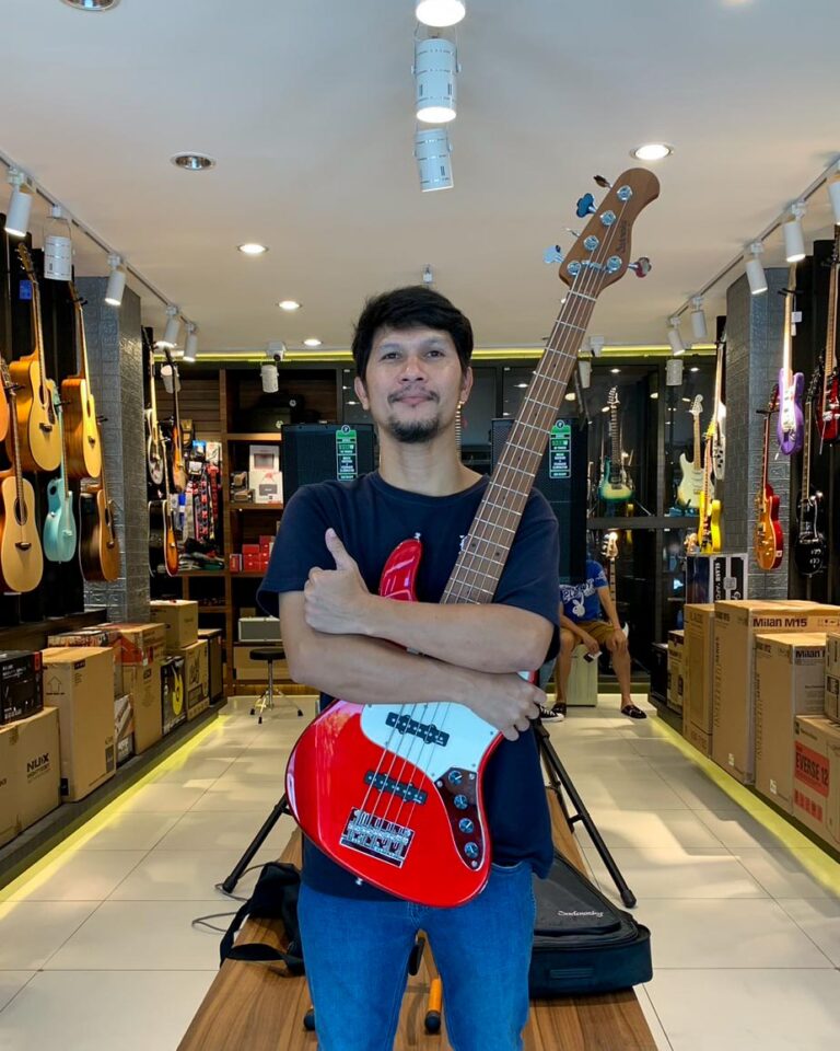 ลูกค้าที่ซื้อ Sadowsky MetroExpress 21-Fret Vintage J/J Bass 5 Strings เบสไฟฟ้า