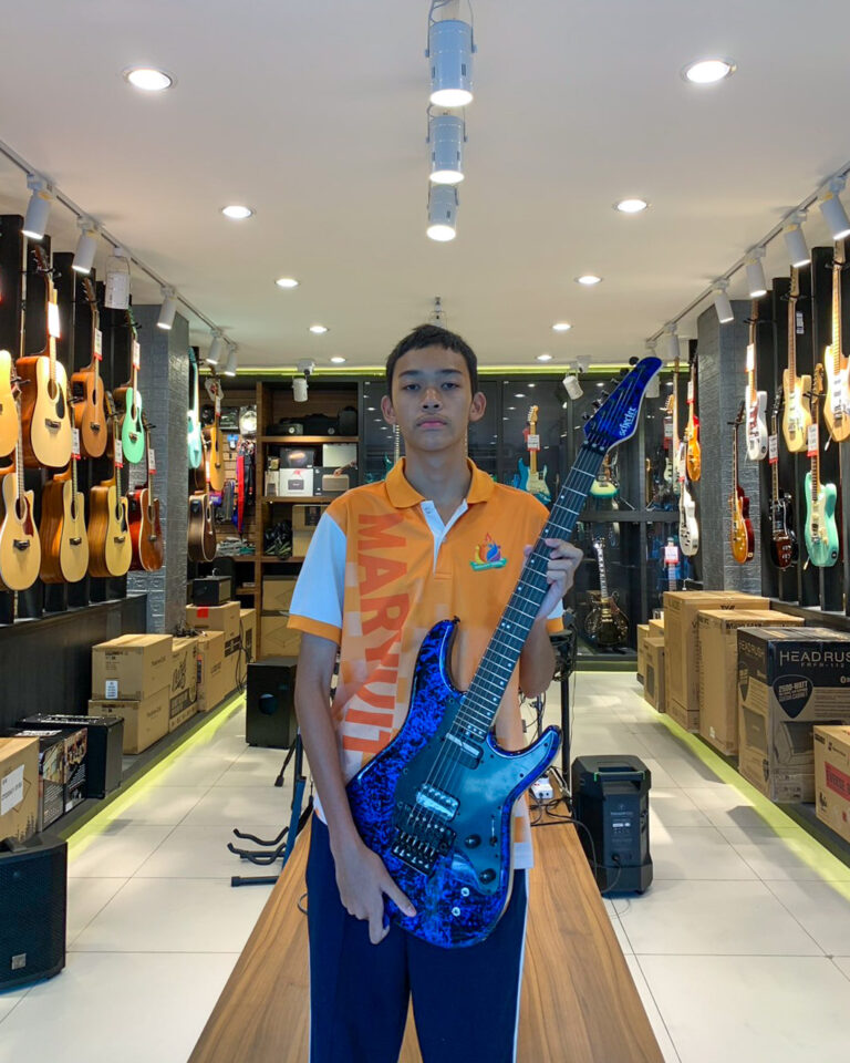 ลูกค้าที่ซื้อ Schecter Sun Valley Super Shredder FR S กีตาร์ไฟฟ้า