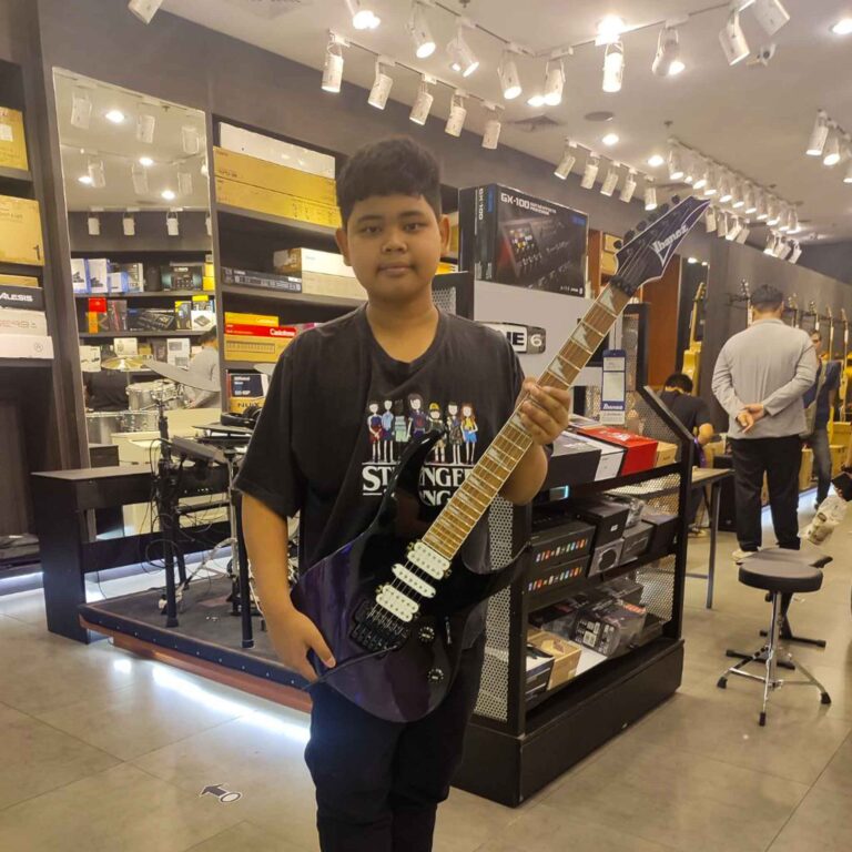 ลูกค้าที่ซื้อ Ibanez RG470DX กีตาร์ไฟฟ้า