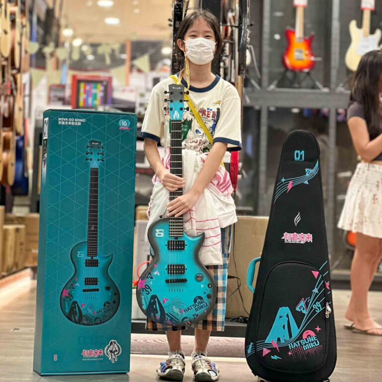 ลูกค้าที่ซื้อ Enya Nova Go Sonic Hatsune Miku กีตาร์ไฟฟ้า