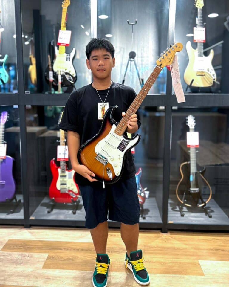 ลูกค้าที่ซื้อ Fender Player Stratocaster Anniversary 2-Color Sunburst Limited Edition กีตาร์ไฟฟ้า