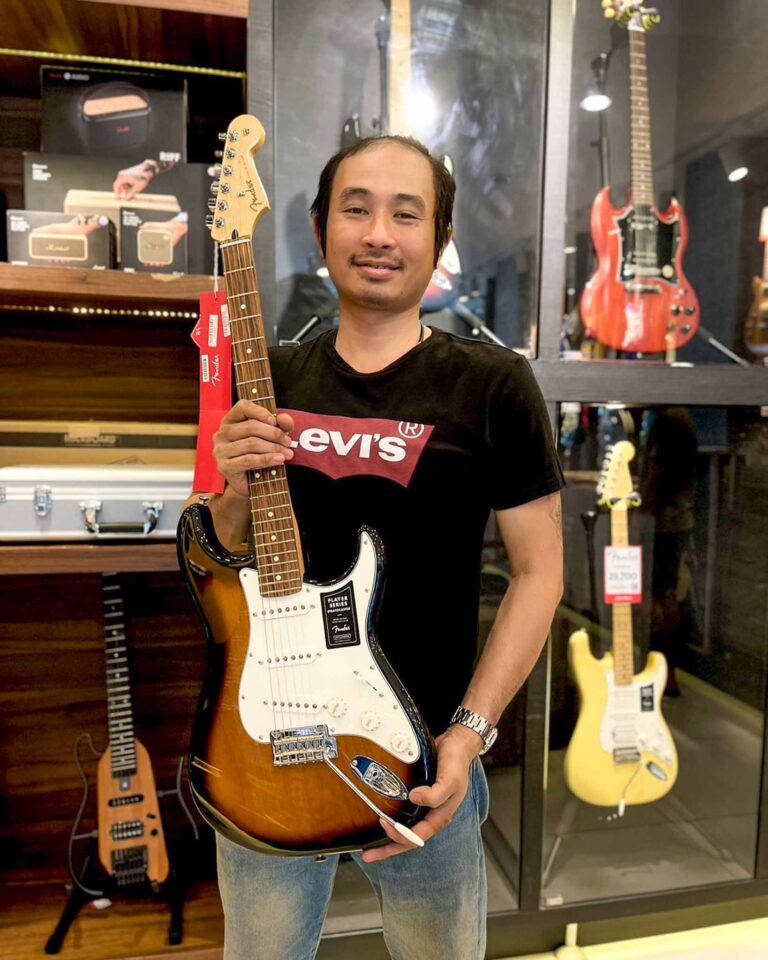 ลูกค้าที่ซื้อ Fender Player Stratocaster Anniversary 2-Color Sunburst Limited Edition กีตาร์ไฟฟ้า