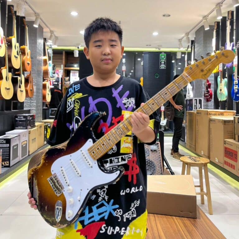 ลูกค้าที่ซื้อ Fender Custom Shop 70th Anniversary 1954 Stratocaster Heavy Relic Limited Edition กีตาร์ไฟฟ้า