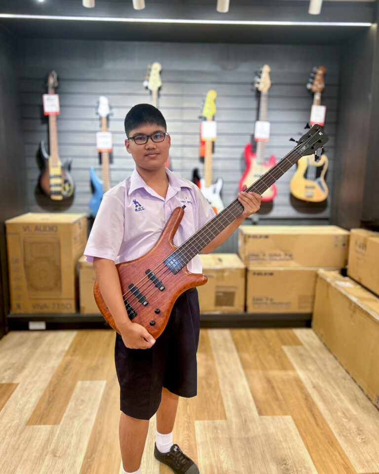 ลูกค้าที่ซื้อ Warwick Teambuilt Pro Series Corvette Bubinga 5-String Natural