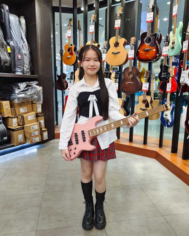 ลูกค้าที่ซื้อ Gusta Dexter เบสไฟฟ้า Headless Guitar