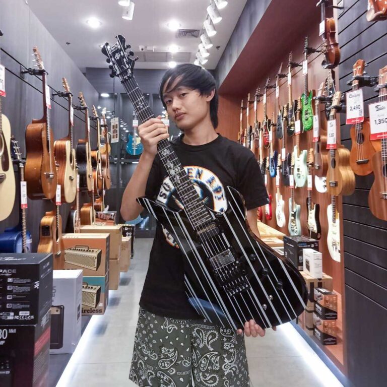 ลูกค้าที่ซื้อ Schecter Synyster Custom-S กีตาร์ไฟฟ้า