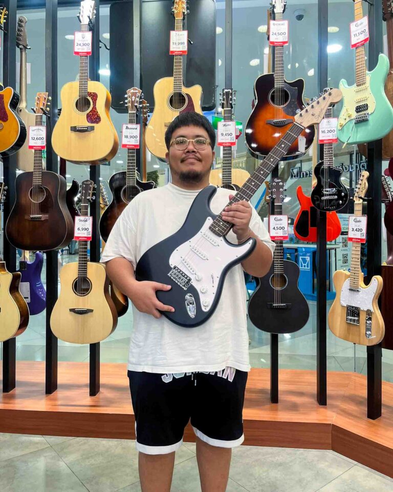 ลูกค้าที่ซื้อ Squier Debut Stratocaster กีตาร์ไฟฟ้า