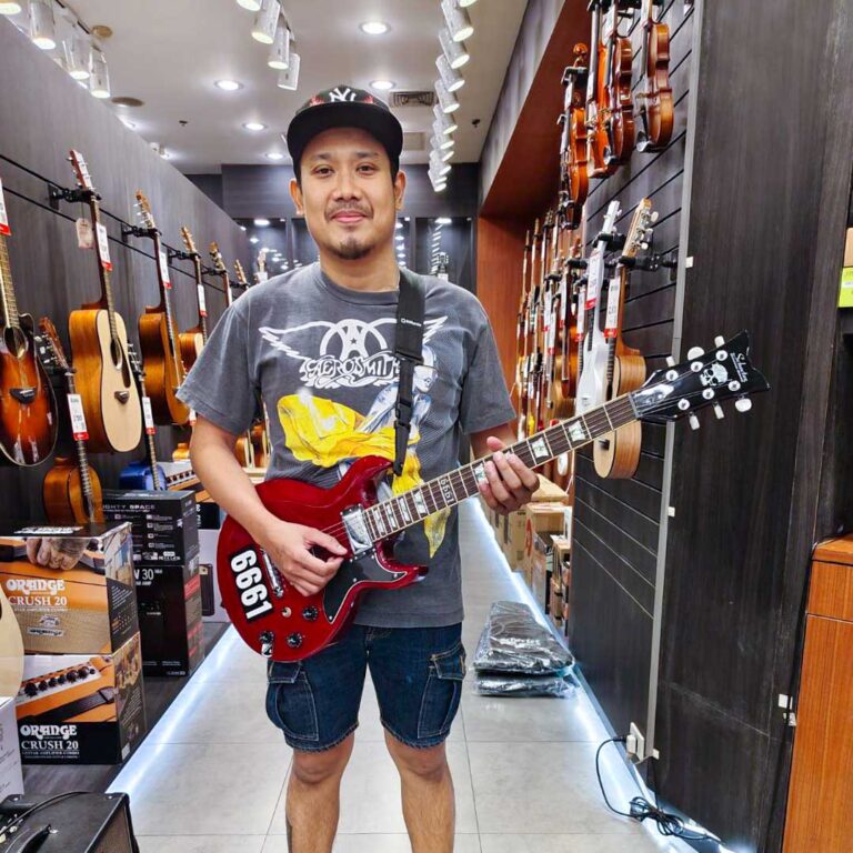 ลูกค้าที่ซื้อ Schecter Zacky Vengeance 6661 Custom Reissue กีตาร์ไฟฟ้า