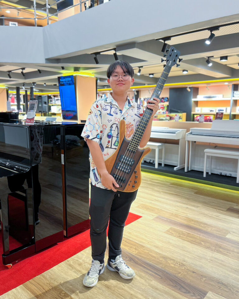 ลูกค้าที่ซื้อ Warwick Teambuilt Corvette $$ Limited Edition 2023 5-String